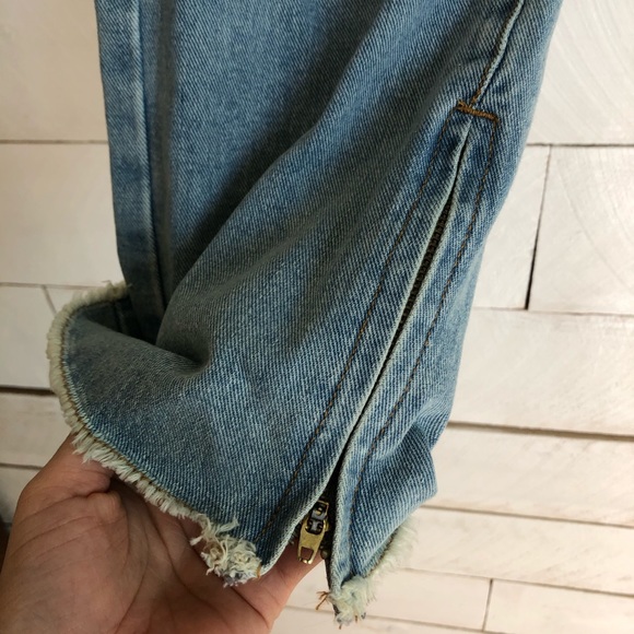 Princess Polly Erisaa Knee Rip Jeans Light Wash - Picture 7 of 8